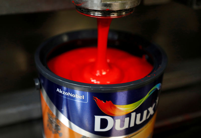 © Reuters. FILE PHOTO: Dulux paint cans are filled on the production line inside AkzoNobel's new paint factory in Ashington, Britain