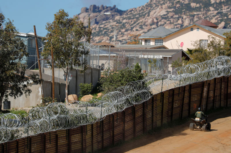 © Reuters. Foto de archivo de un policía fronterizo estadounidense patrullando cerca del muro que separa a EEUU de México cerca de Tecate, California