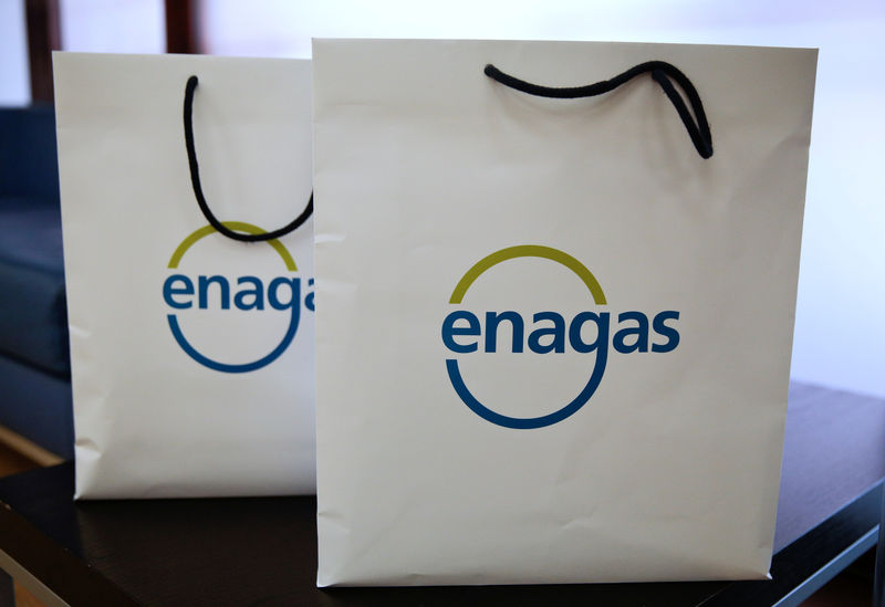© Reuters. FOTO DE ARCHIVO: El logotipo de Enagas en dos bolsas durante un evento en Madrid
