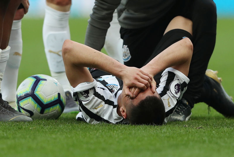 © Reuters. الميرون صانع لعب نيوكاسل يغيب حتى نهاية الموسم بسبب الإصابة