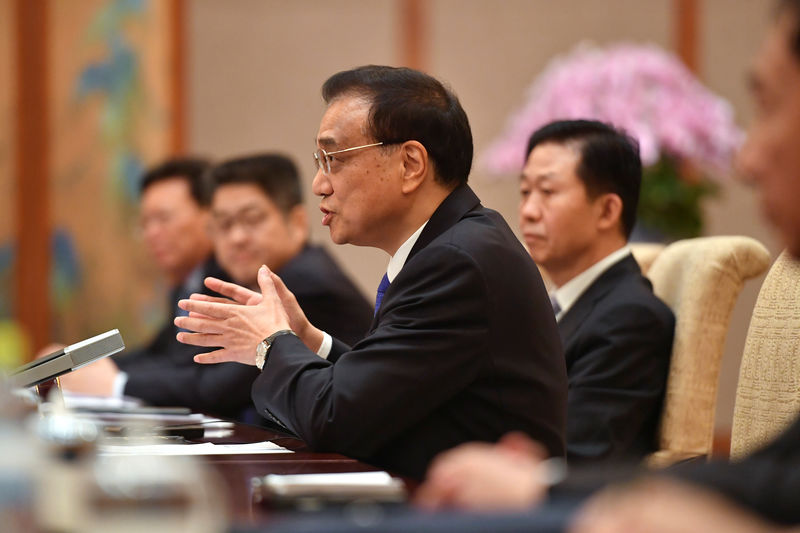 © Reuters. Chinese Premier Li Keqiang attends a meeting with International Monetary Fund (IMF) Managing Director Christine Lagarde at the Diaoyutai State Guesthouse in Beijing