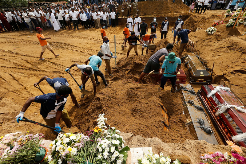 © Reuters. Enterro coletivo de vítimas de ataque em Negombo, no Sri Lanka