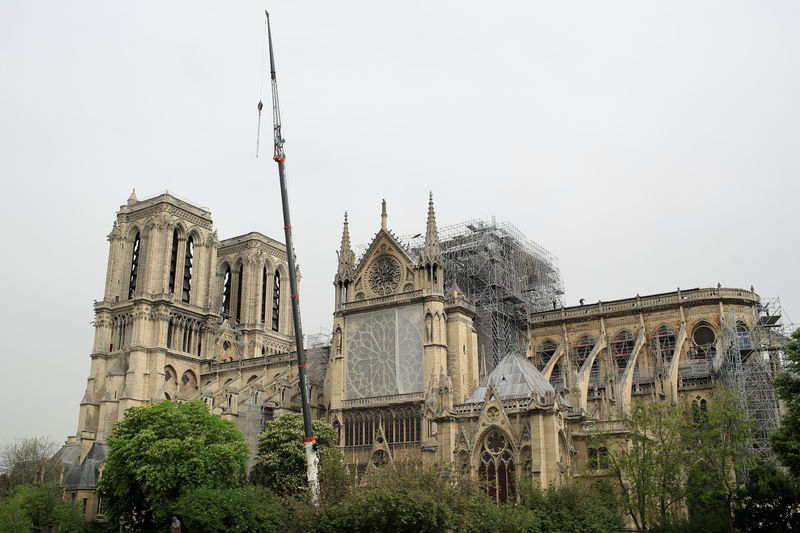 © Reuters. NOTRE-DAME: DÉROGATIONS POSSIBLES POUR TENIR LE DÉLAI FIXÉ PAR MACRON