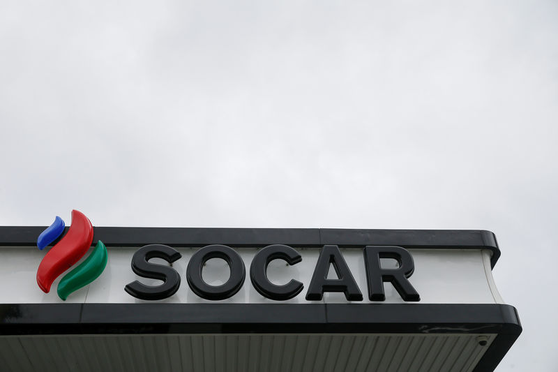 © Reuters. Логотип SOCAR на АЗС в Киеве