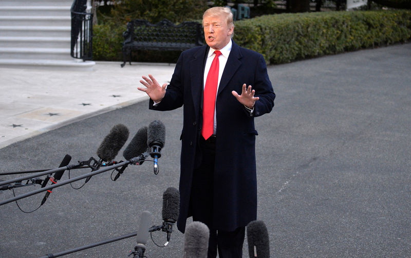 © Reuters. U.S. President Trump makes brief remarks to the press on Special Counsel Mueller's investigation as he arrives on the South Lawn of the White House in Washington