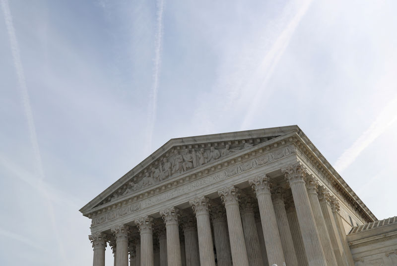 © Reuters. FILE PHOTO: The U.S. Supreme Court in Washington, U.S.