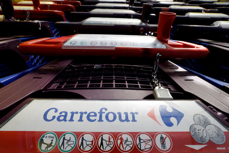 © Reuters. FILE PHOTO: The logo of Carrefour is seen on shopping trolleys at a Carrefour Hypermarket store in Toulouse