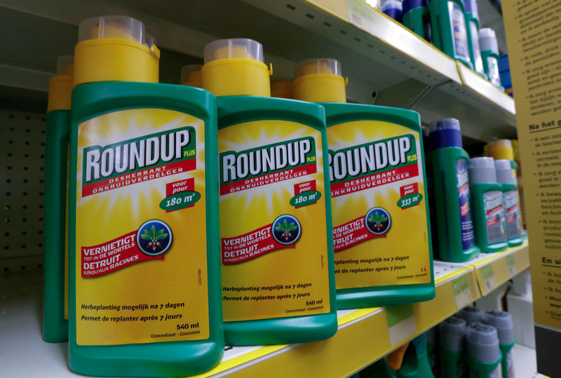 © Reuters. FILE PHOTO: Bayer's Roundup weed killer atomizers are displayed for sale at a garden shop near Brussels