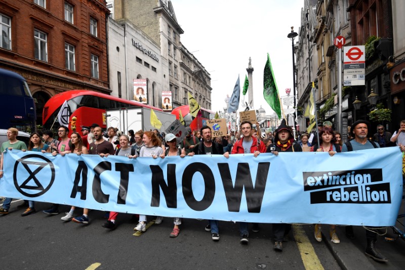 © Reuters. Manifestantes marcham durante protesto da Rebelião contra a Extinção em Londres, no Reino Unido