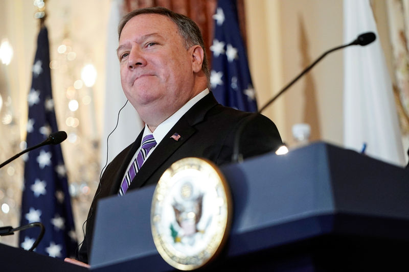 © Reuters. U.S. Secretary of State Mike Pompeo speaks to the media at the State Department in Washington