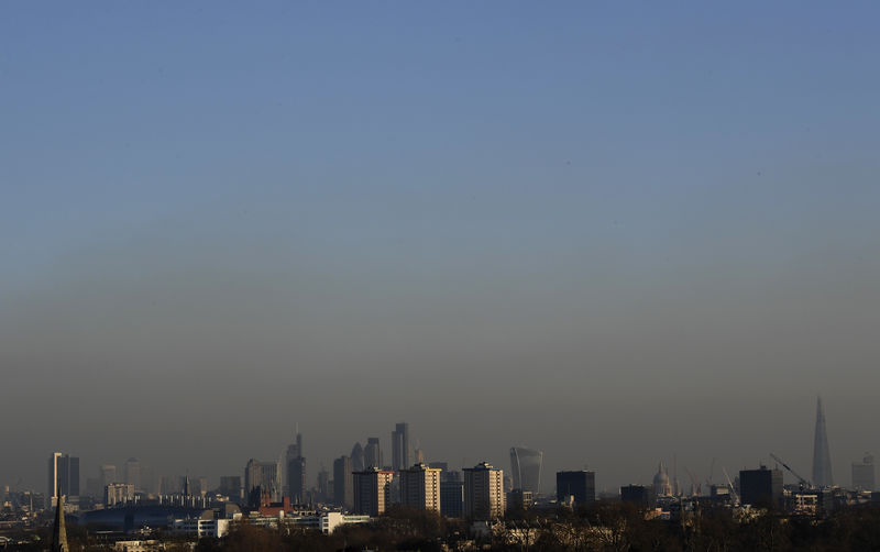 © Reuters. FILE PHOTO: Smog is seen over the city of London