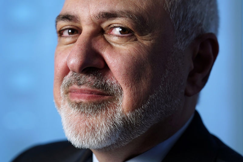 © Reuters. El ministro de Relaciones Exteriores de Irán, Mohammad Javad Zarif, posa para una fotografía luego de una entrevista con Reuters en Nueva York