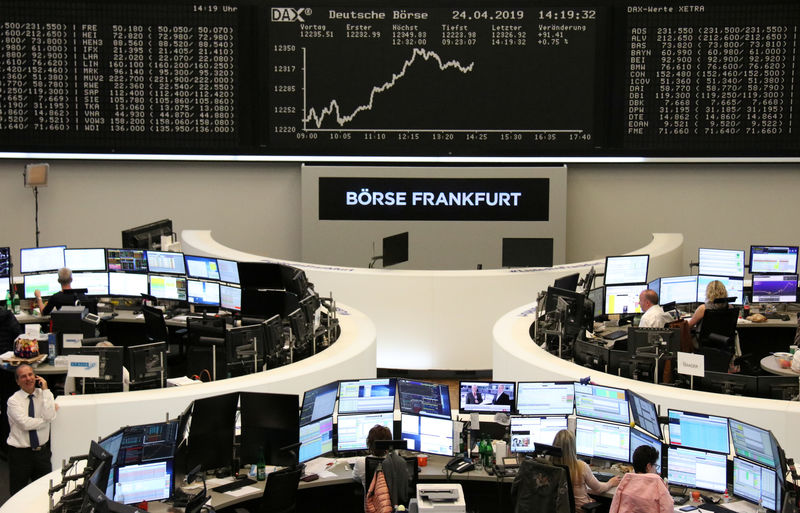 © Reuters. FOTO DE ARCHIVO: El gráfico del índice de precios de acciones de Alemania, DAX, se muestra en la bolsa de valores de Fráncfort