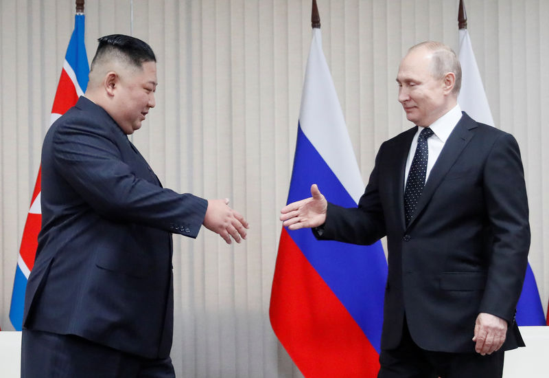 © Reuters. El presidente ruso Vladimir Putin (D) y el líder norcoreano Kim Jong Un se acercaron para estrechar la mano durante sus conversaciones en la Isla Russky en Vladivostok