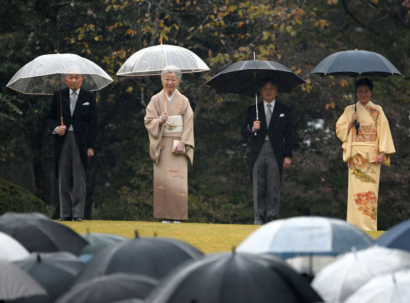 © Reuters. إمبراطور وإمبراطورة اليابان القادمان يمثلان تجربة مختلفة