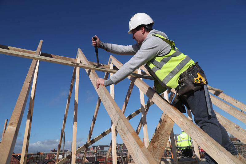 © Reuters. A builder working for Taylor Wimpey builds a roof on an estate in Aylesbury
