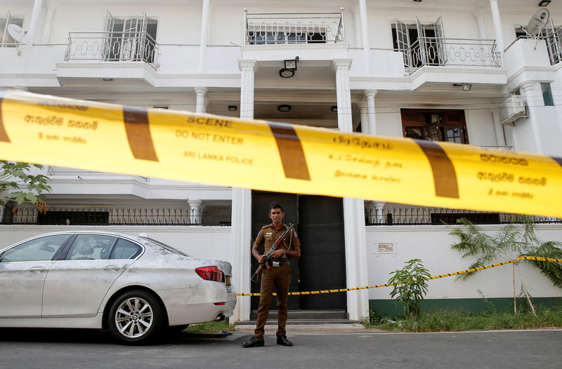 © Reuters. شرطة سريلانكا تعتقل ثلاثة وتضبط قنابل يدوية في مداهمة بكولومبو