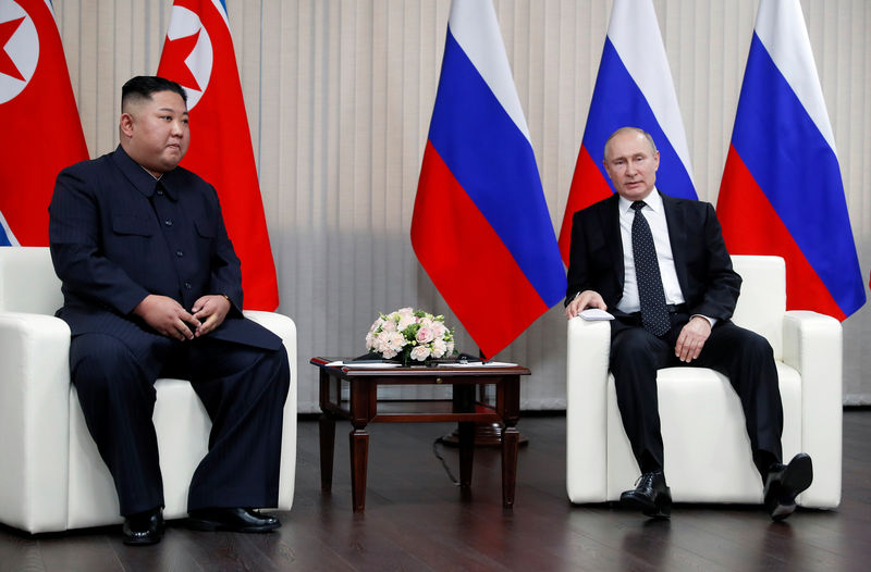 © Reuters. auRussian President Vladimir Putin speaks with North Korean leader Kim Jong Un at Far East Federal University on Russky Island in Vladivostok, Russia