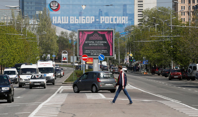 © Reuters. A banner, which reads "Our choice is Russia!", is on display in Donetsk
