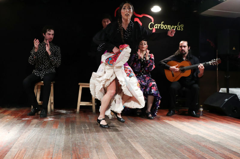 © Reuters. La bailaora Mariana Collado, de 37 años, en el centro de flamenco Las Carboneras en Madrid