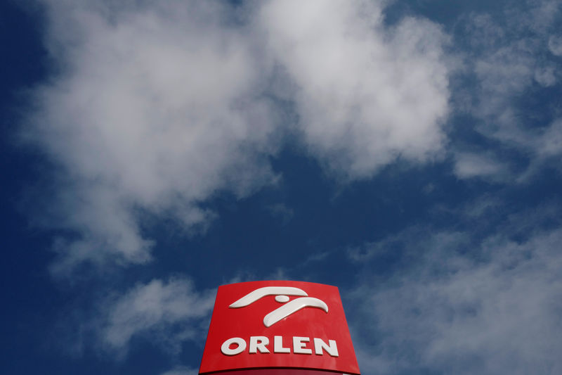 © Reuters. Логотип PKN Orlen на АЗС в Варшаве