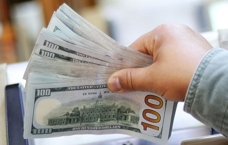 © Reuters. Funcionário conta notas de dólar em casa de câmbio