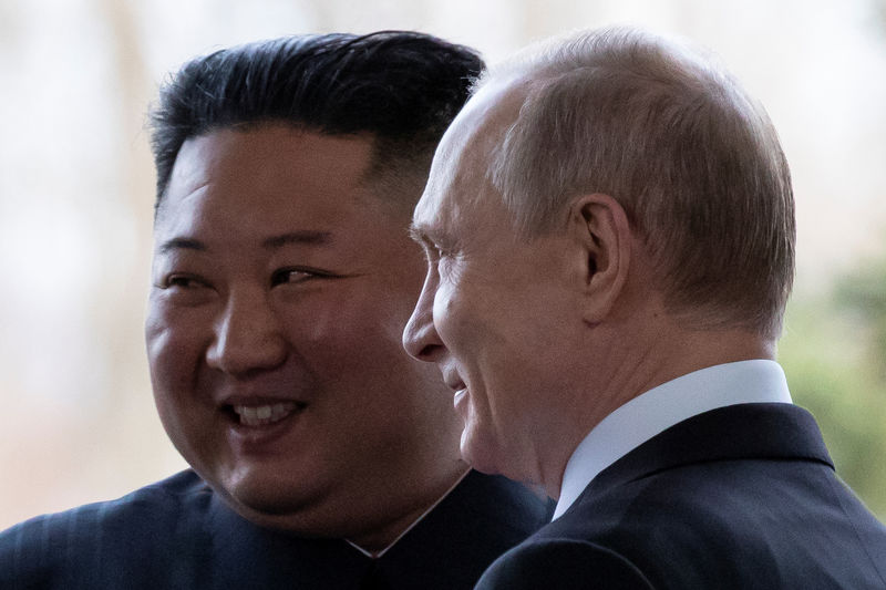 © Reuters. Presidente russo, Vladimir Putin, e líder da Coreia do Norte, Kim Jong Un, em Vladivostok