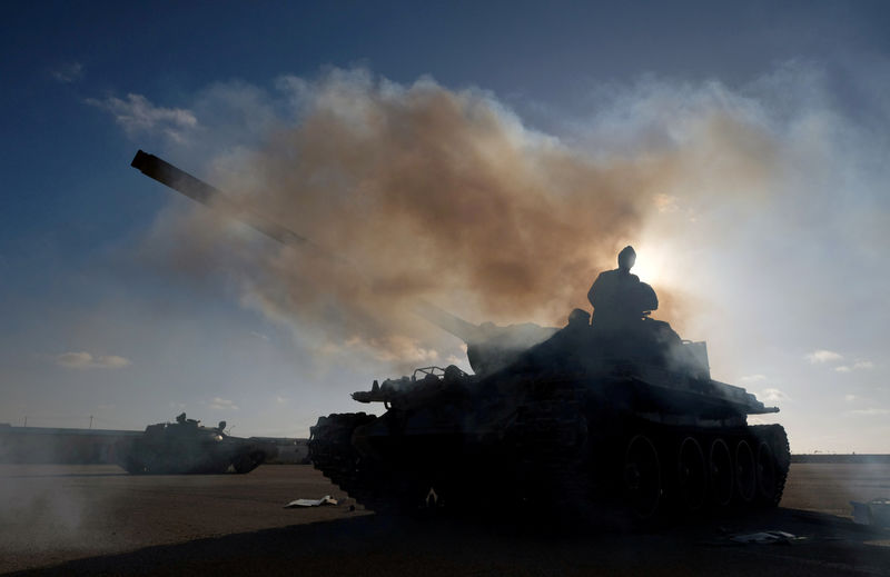 © Reuters. FILE PHOTO: Members of Libyan National Army (LNA) commanded by Khalifa Haftar, get ready before heading out of Benghazi to reinforce the troops advancing to Tripoli, in Benghazi