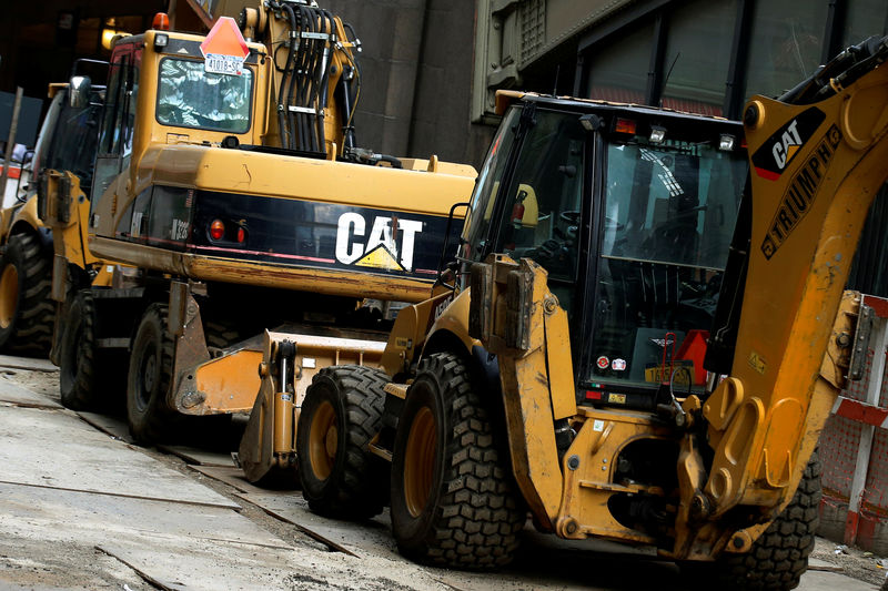 © Reuters. Caterpillar machines are seen at a construction site in New York