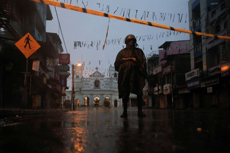 © Reuters. Soldado em rua de Colombo, no Sri Lanka