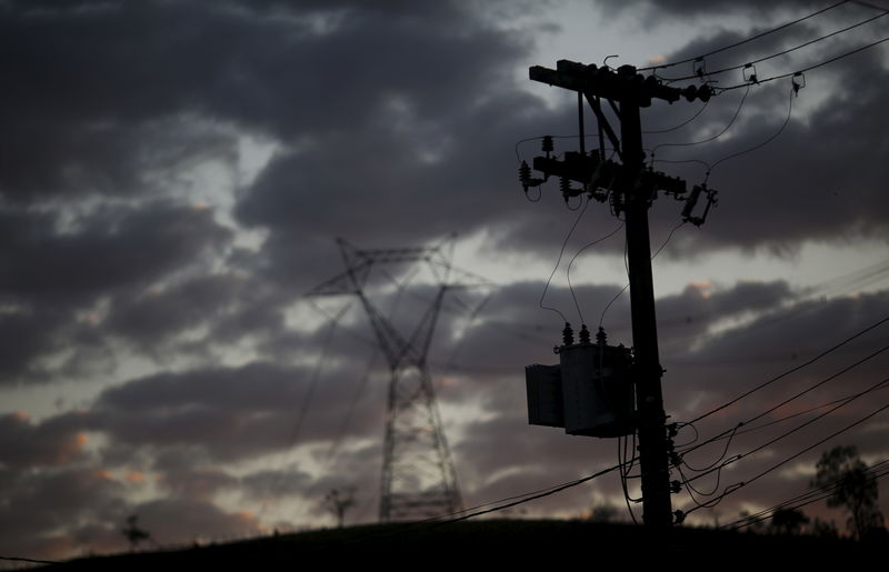 © Reuters. Linhas de energia em Montero Lobato (SP)