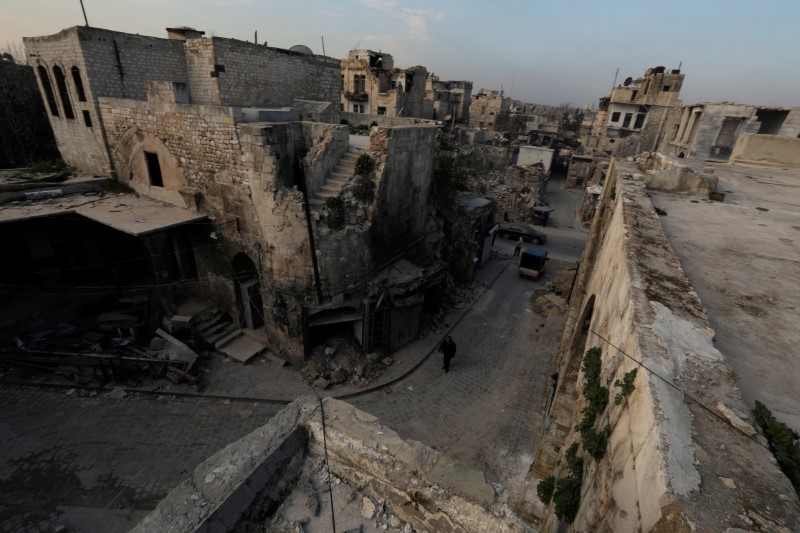 © Reuters. في شرق حلب.. جثث تحت الركام تشهد على مدى صعوبة التعافي من الحرب في سوريا