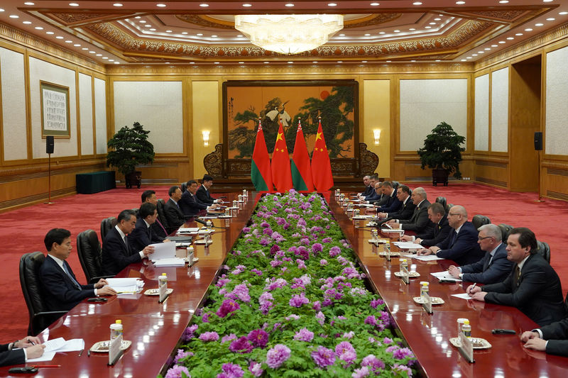 © Reuters. Chinese President Xi Jinping meets with Belarusian President Alexander Lukashenko in Beijing