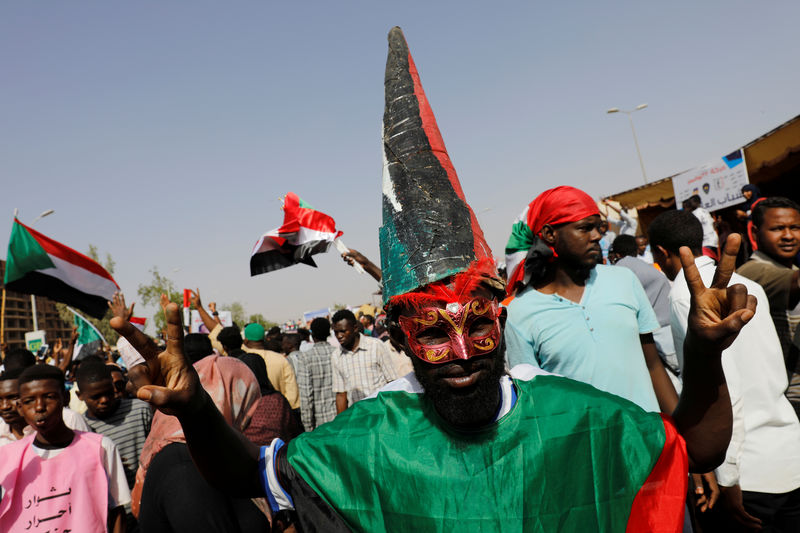 © Reuters. شاهد من رويترز: تجمع أعداد ضخمة خارج وزارة الدفاع السودانية للمطالبة بحكم مدني