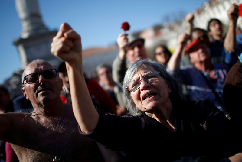 © Reuters. Pessoas cantam para comemorar aniversário da Revolução dos Cravos em Lisboa em 2016