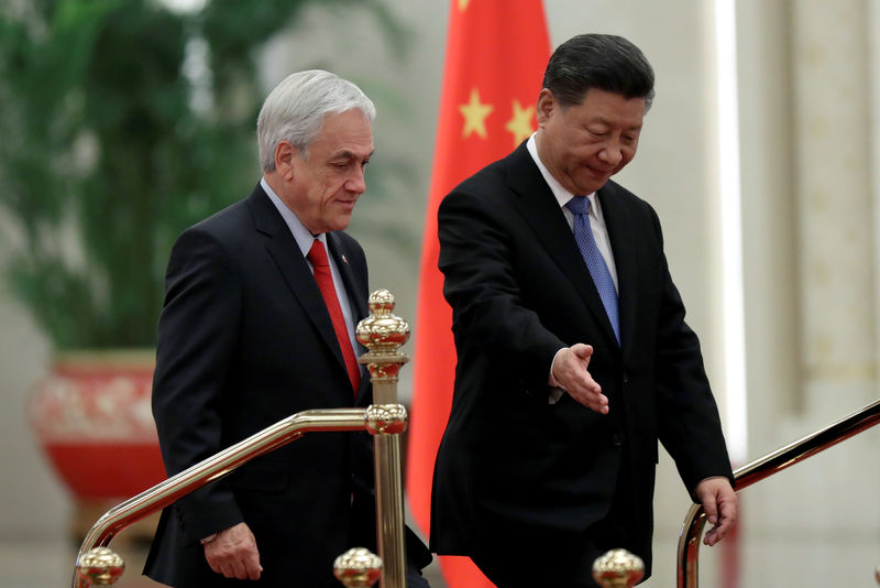 © Reuters. FILE PHOTO: Chile's President Sebastian Pinera and Chinese President Xi Jinping attend the welcome ceremony at the Great Hall of People in Beijing