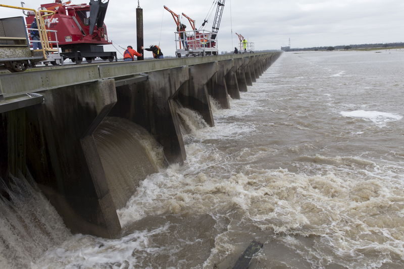 © Reuters. Altos níveis do rio Mississippi em Norco, Louisiana (EUA)