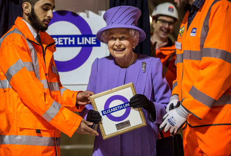 © Reuters. FILE PHOTO: Britain's Queen Elizabeth attends the formal unveiling of the new logo for Crossrail, which is to be named the Elizabeth line, at the construction site of the Bond Street station in central London