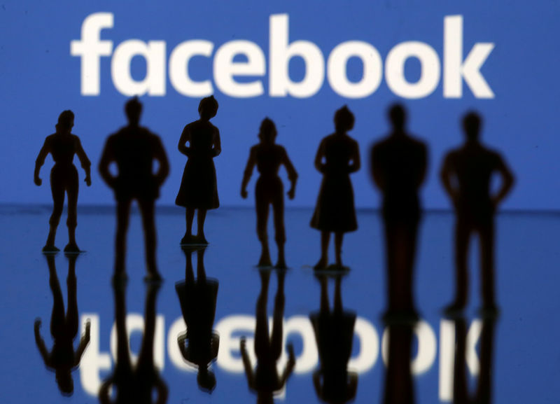 © Reuters. FILE PHOTO: Small toy figures are seen in front of Facebook logo in this illustration picture