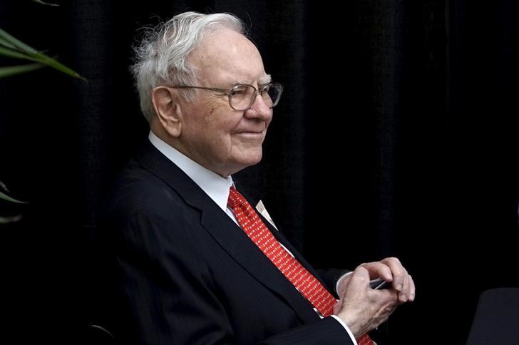 © Reuters. Berkshire Hathaway CEO Warren Buffett plays bridge during the Berkshire annual meeting weekend in Omaha, Nebraska
