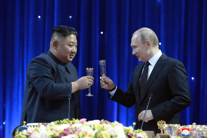 © Reuters. Líder da Coreia do Norte, Kim Jong Un, e presidente da Rússia, Vladimir Putin, em Vladivostok