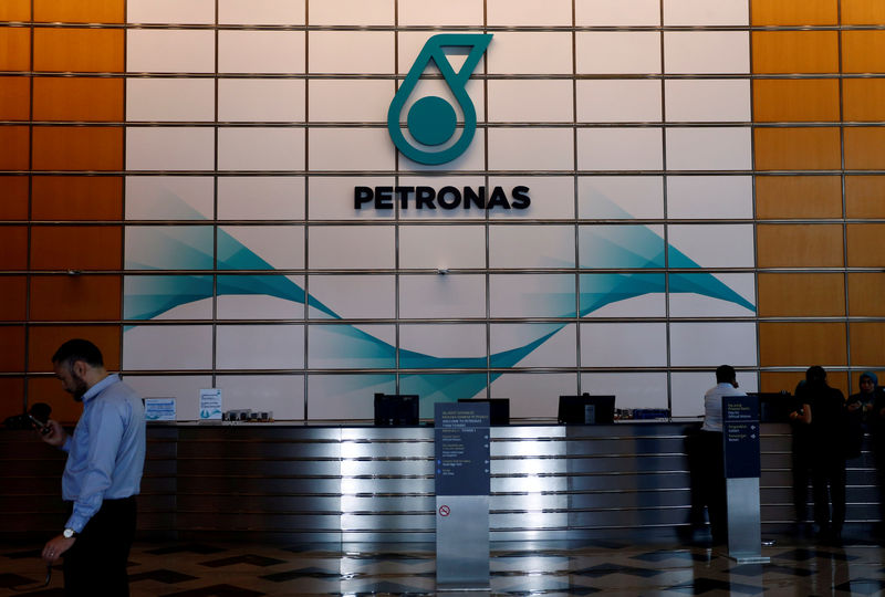 © Reuters. FILE PHOTO - A Petronas logo at their office in Kuala Lumpur