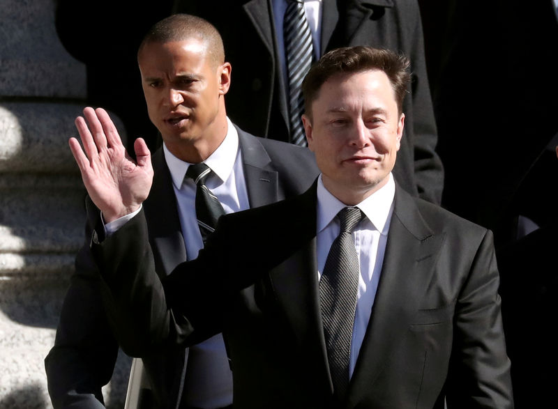 © Reuters. FILE PHOTO: Tesla CEO Elon Musk leaves Manhattan federal court