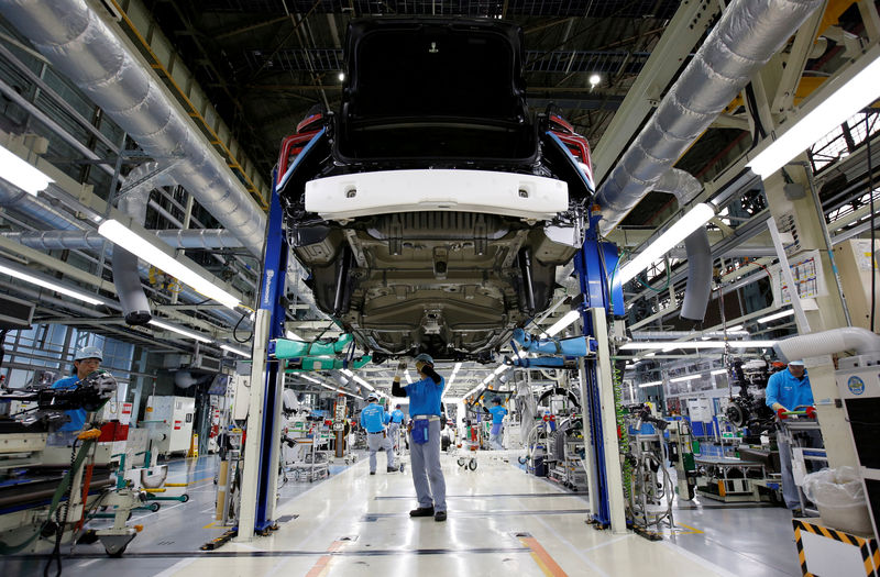 © Reuters. FILE PHOTO: Employees of Toyota Motor Corp. work on assembly line in Toyota