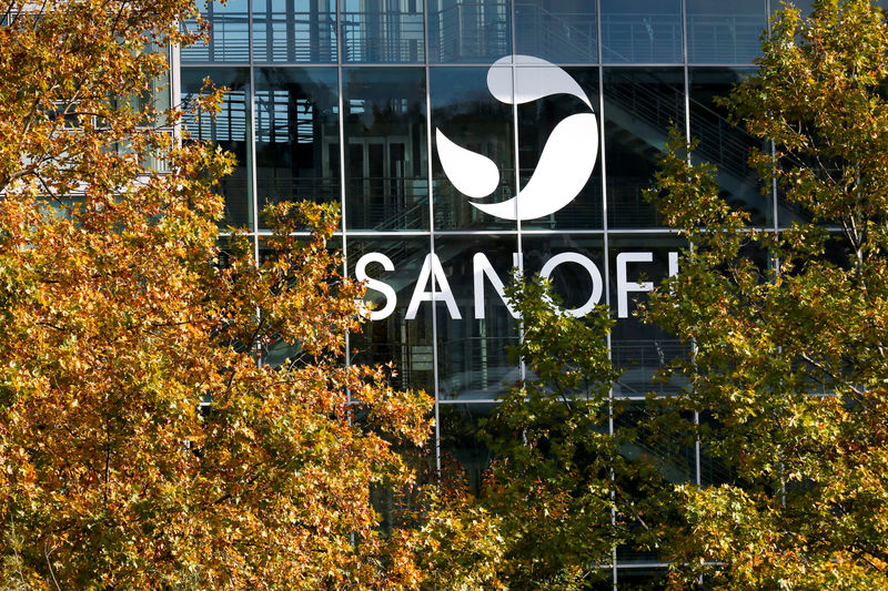 © Reuters. FILE PHOTO: The Sanofi logo is seen at the company's Sanofi Pasteur headquarters in Lyon