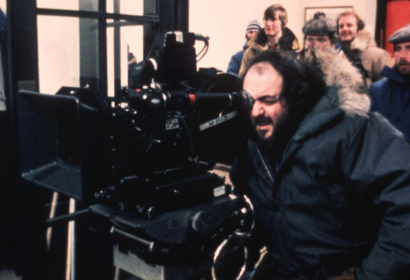 © Reuters. Imagen de archivo. El director Stanley Kubrick mira a través de una cámara en una fotografía sin fecha conocida.