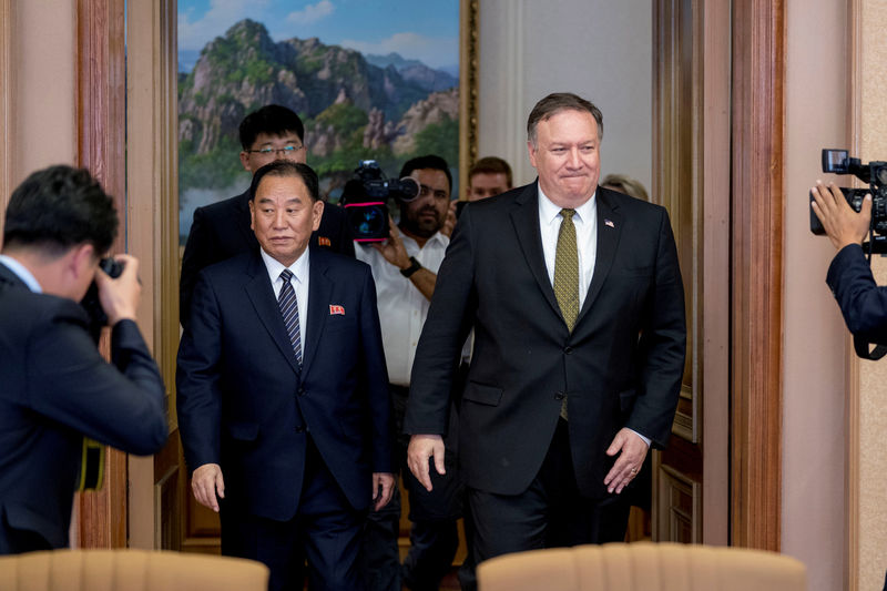 © Reuters. FILE PHOTO: U.S. Secretary of State Mike Pompeo and Kim Yong Chol, a North Korean senior ruling party official and former intelligence chief, return to discussions after a break at Park Hwa Guest House in Pyongyang