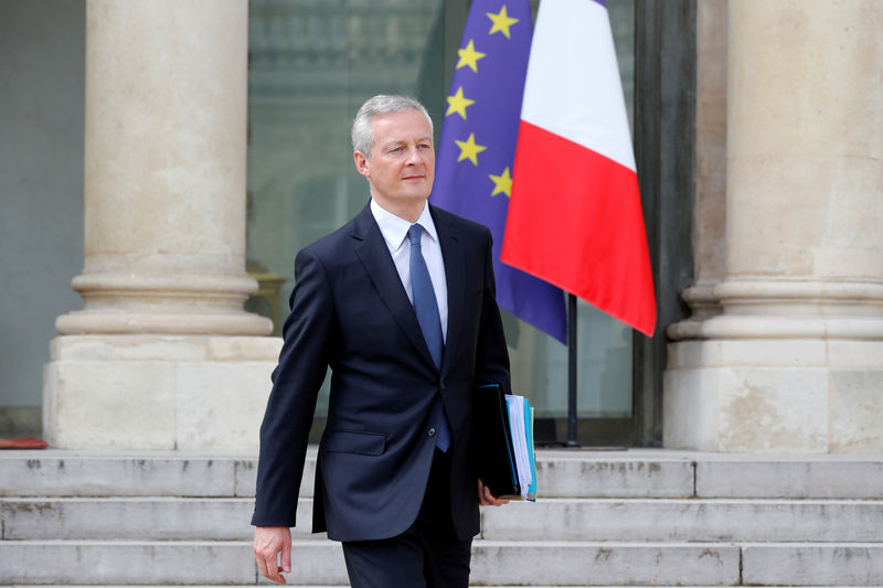 © Reuters. FILE PHOTO: French Finance Minster Bruno Le Maire leaves the weekly cabinet meeting at the Elysee Palace in Paris