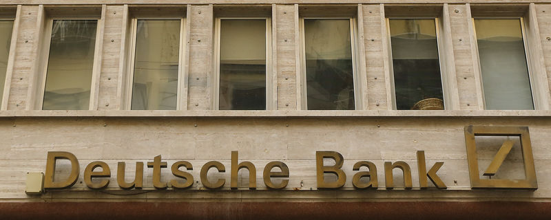 © Reuters. Логотип Deutsche Bank в Неаполе