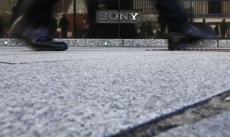 © Reuters. A pedestrian walks past a logo of Sony Corp outside its showroom in Tokyo